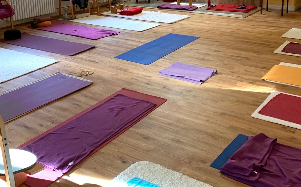 Yogamatten auf Holzboden Yogaunterricht